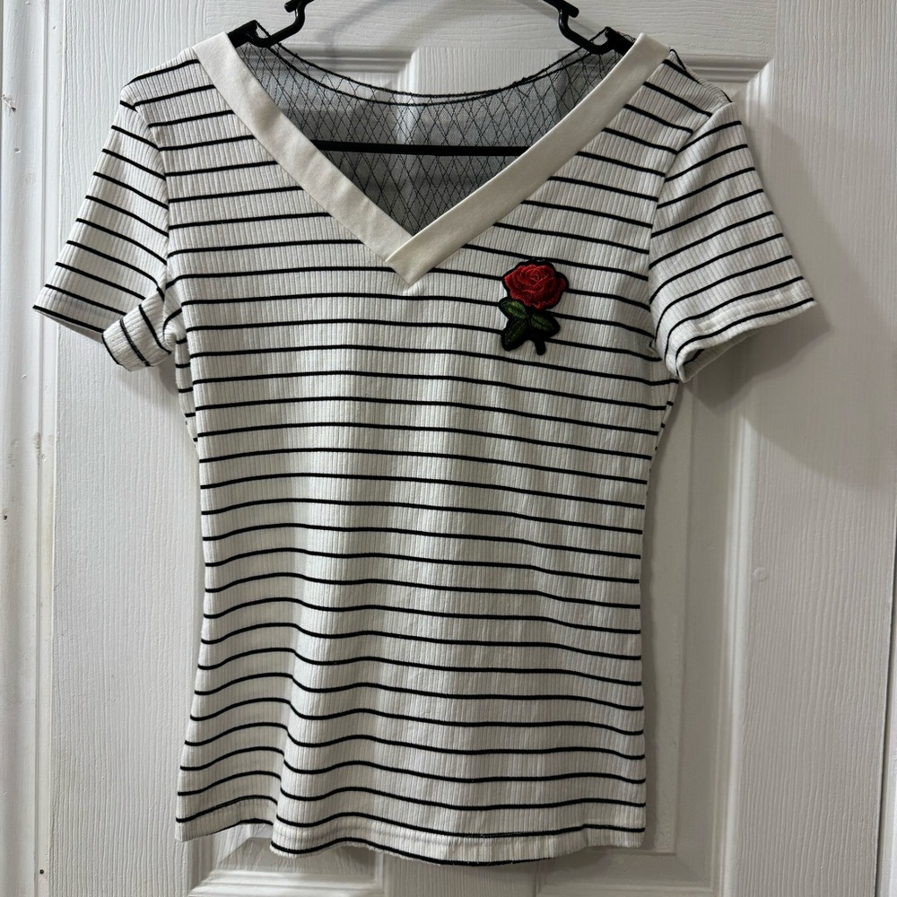 💜 3/$15 White top black stripes with rose patch